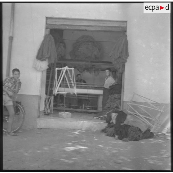 [Algériens travaillant avec un métier à tisser.]