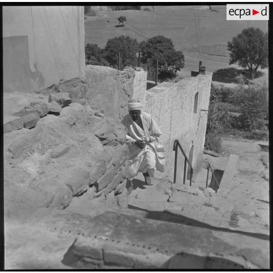 [Algérien dans un village.]