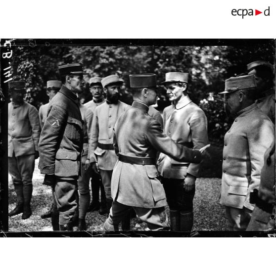 Un général de brigade et un capitaine saluent des officiers. [légende d'origine]