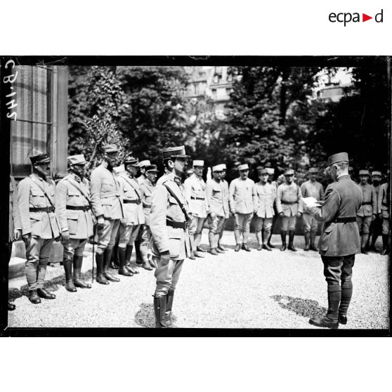 Le discours du général de brigade. [légende d'origine]