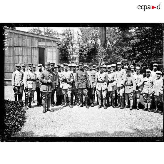 Un groupe d'officiers. [légende d'origine]