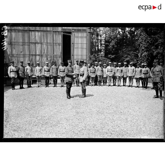 Une cérémonie militaire. [légende d'origine]