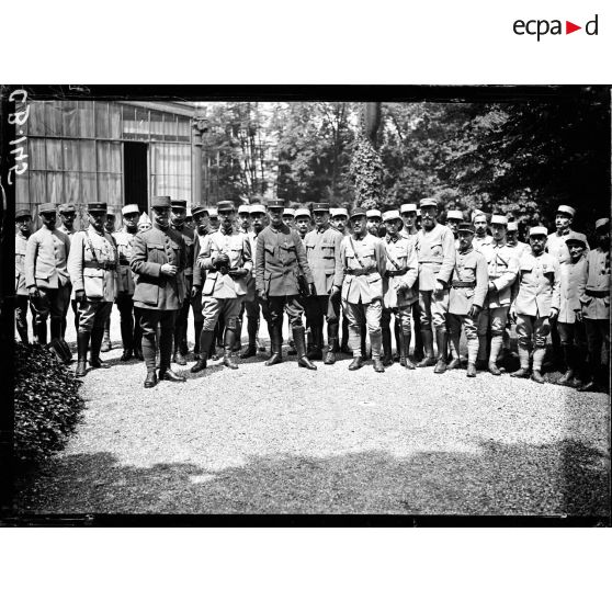 Un groupe d'officiers. [légende d'origine]