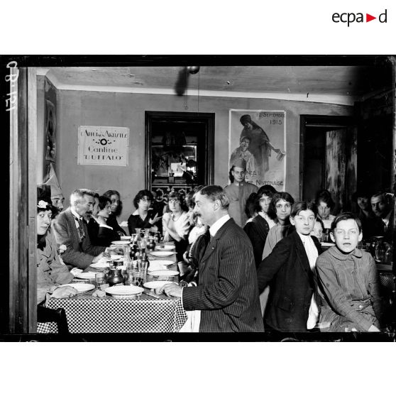 Paris. L'aide aux artistes. Le déjeuner des artistes de la cantine "Chicago" installée dans l'hôtel du peintre Neumont. [légende d'origine]