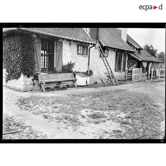 Vulaines-sur-Seine (Seine-et-Marne). Chenil militaire du capitaine Mallerich. [légende d'origine]