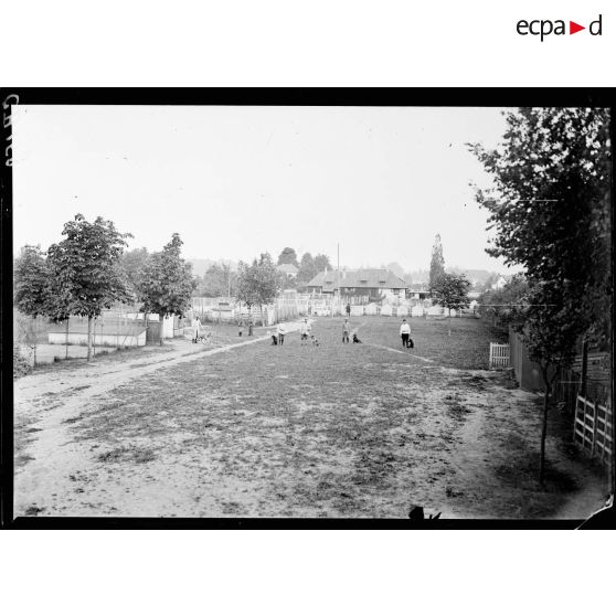 Vulaines-sur-Seine (Seine-et-Marne). Chenil militaire du capitaine Mallerich. [légende d'origine]