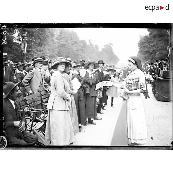 Paris. Aux Tuileries. La musique anglaise. Une infirmière vendant le programme. [légende d'origine]