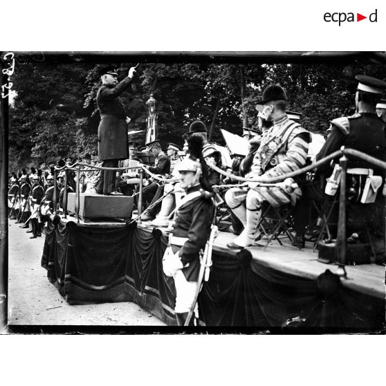 Paris. Aux Tuileries. La musique anglaise. La musique jouant Tipperary. [légende d'origine]