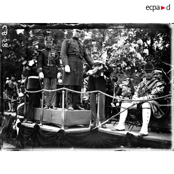 Paris. Aux Tuileries. La musique anglaise. Le chef de musique de la garde républicaine offrant des fleurs au chef de la musique anglaise. [légende d'origine]