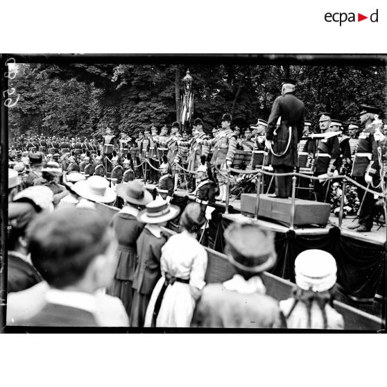 Paris. Aux Tuileries. La musique anglaise. Les musiciens anglais, l'exécution des hymnes nationaux par la garde républicaine. [légende d'origine]