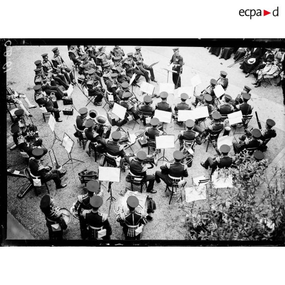 Paris. A  l'hôpital écossais. La musique anglaise. Concert dans la cour. [légende d'origine]