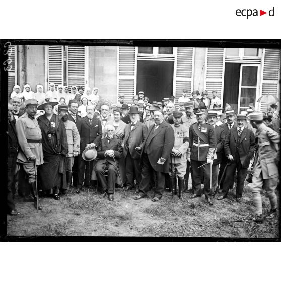 Paris. A  l'hôpital écossais. Groupe, le Dr Bonnet, médecin chef, MM Funk Brentano Lavedan et Sir Thomas Barclay. [légende d'origine]