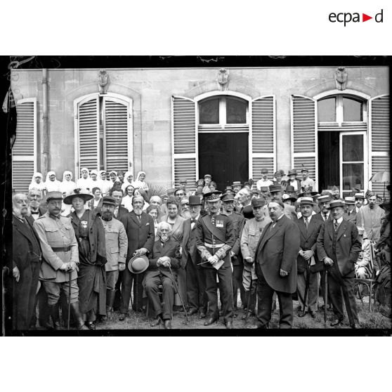 Paris. A  l'hôpital écossais. Groupe, le Dr Bonnet, médecin chef, MM Funk Brentano Lavedan et Sir Thomas Barclay. [légende d'origine]