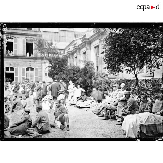 Paris. A  l'hôpital écossais. Blessés dans le jardin. [légende d'origine]