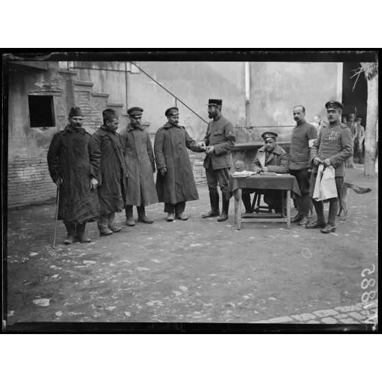 Nîmes (Gard). Prisonniers bulgares à la visite. [légende d'origine]
