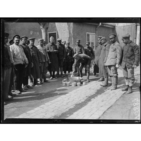 Nîmes (Gard). Dépôt de prisonniers bulgares. Distribution de la soupe. [légende d'origine]