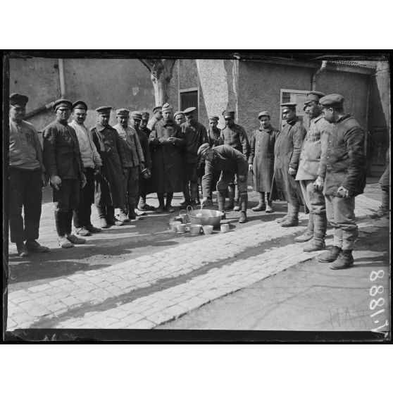 Nîmes (Gard). Dépôt de prisonniers bulgares. Distribution de la soupe. [légende d'origine]