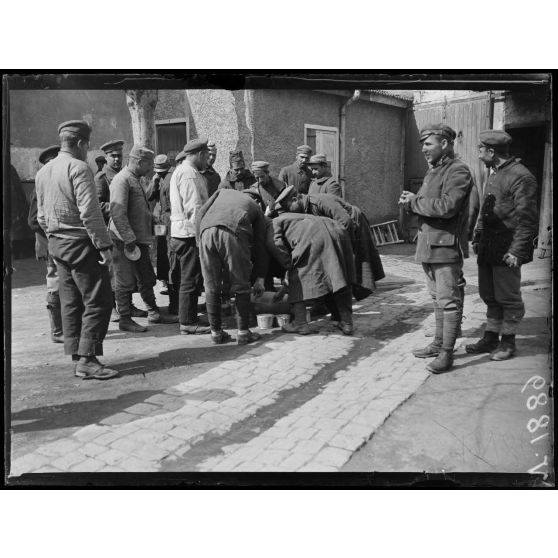Nîmes (Gard). Dépôt de prisonniers bulgares. Distribution de la soupe. [légende d'origine]