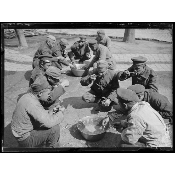 Nîmes (Gard). Le repas des prisonniers bulgares. [légende d'origine]