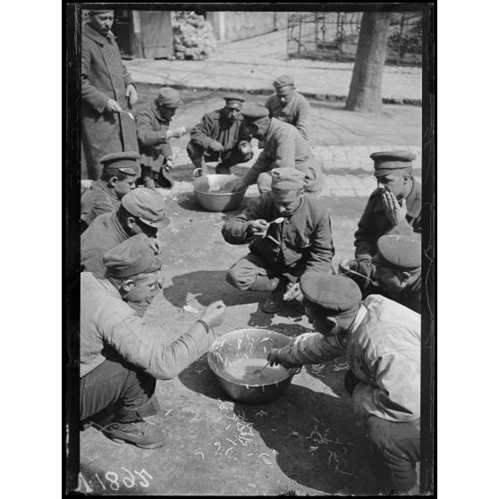 Nîmes (Gard). Le repas des prisonniers bulgares. [légende d'origine]