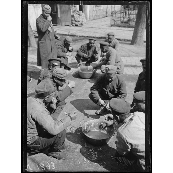 Nîmes (Gard). Le repas des prisonniers bulgares. [légende d'origine]