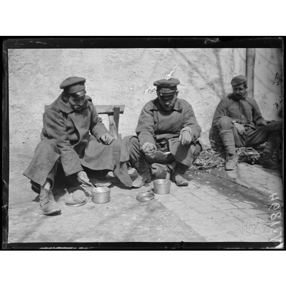 Nîmes (Gard). Le repas des prisonniers bulgares. [légende d'origine]