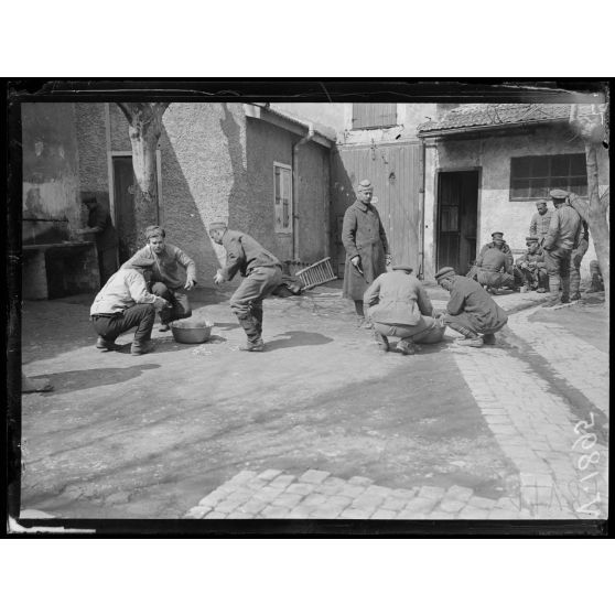 Nîmes (Gard). Le repas des prisonniers bulgares. [légende d'origine]