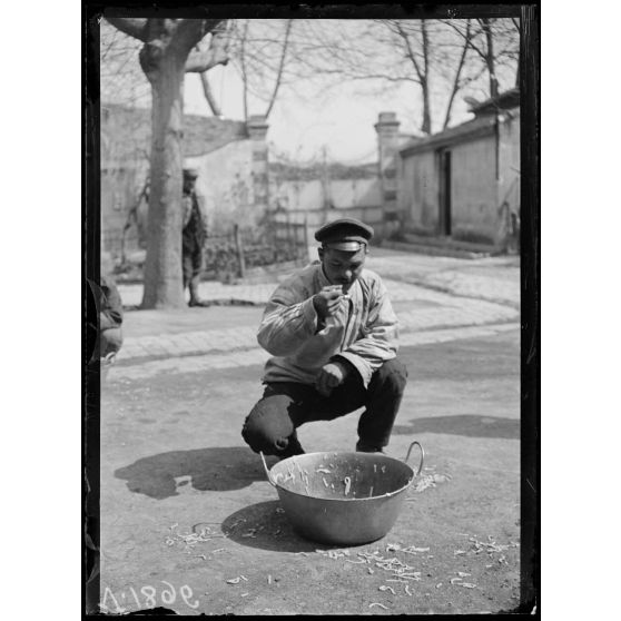 Nîmes (Gard). Le repas des prisonniers bulgares. [légende d'origine]