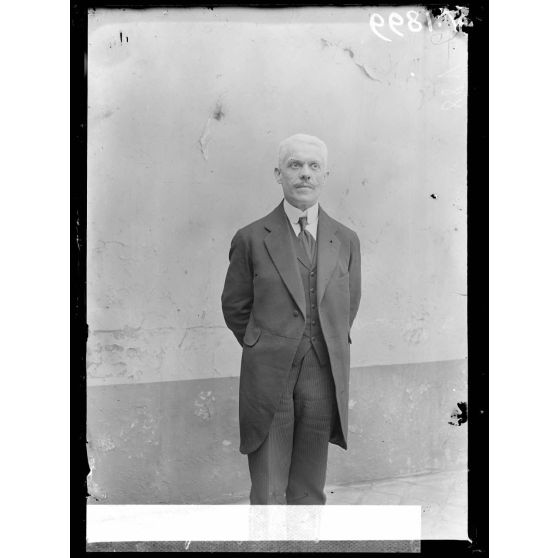 Nîmes (Gard). Portrait. [légende d'origine]