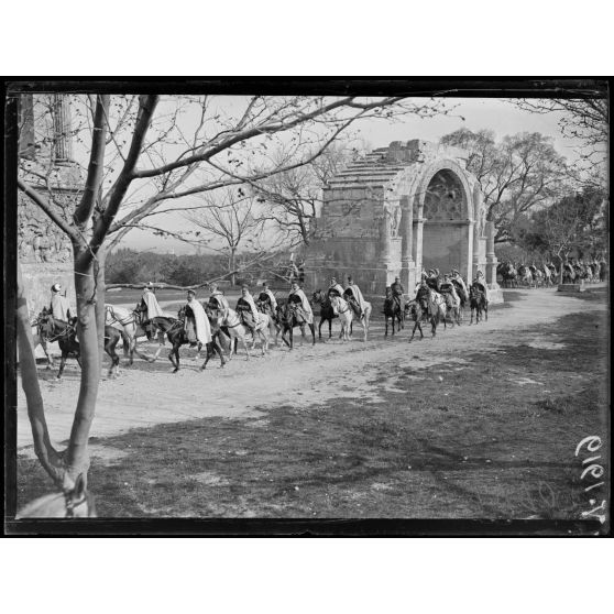 Saint-Rémy (Bouches-du-Rhône). Spahis. [légende d'origine]