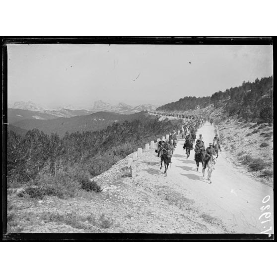 Saint-Rémy (Bouches-du-Rhône). Spahis sur la route des Baux. [légende d'origine]