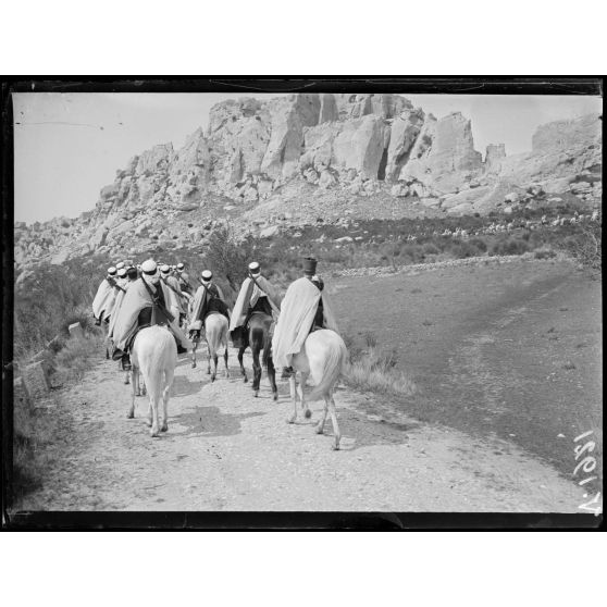Les Baux (Bouches-du-Rhône). Spahis dans les ruines du château. [légende d'origine]