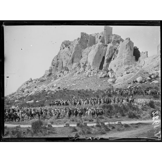 Les Baux (Bouches-du-Rhône). Spahis dans les ruines du château. [légende d'origine]