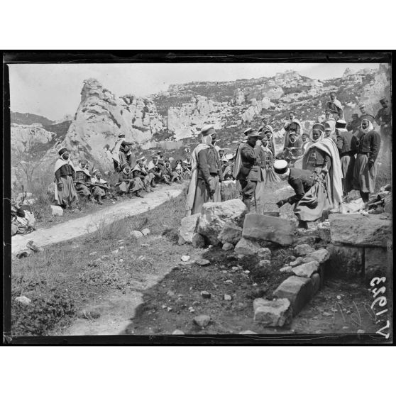 Les Baux (Bouches-du-Rhône). Spahis dans les ruines du château. [légende d'origine]