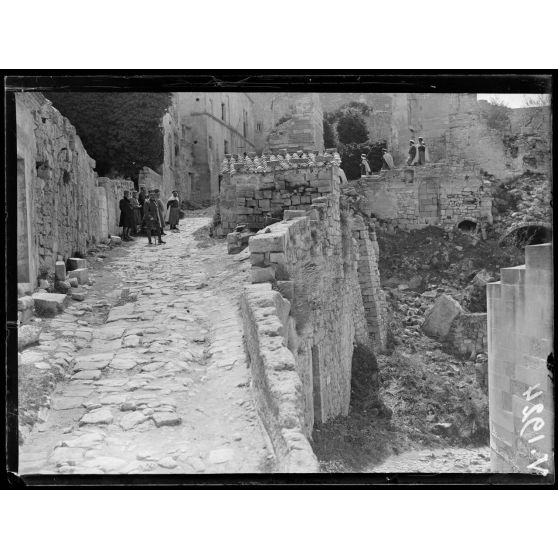 Les Baux (Bouches-du-Rhône). Spahis dans le village. [légende d'origine]