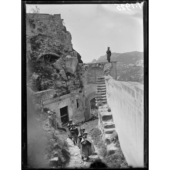 Les Baux (Bouches-du-Rhône). Spahis dans le village. [légende d'origine]