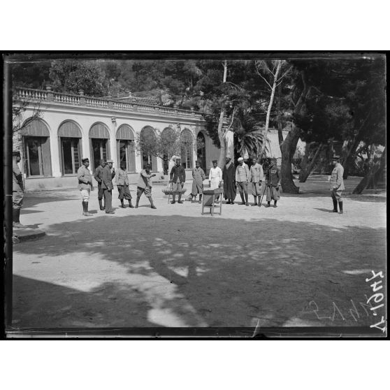 San Salvadour (Var). Maison de convalescence des tirailleurs marocains. Jeux dans le jardin. [légende d'origine]