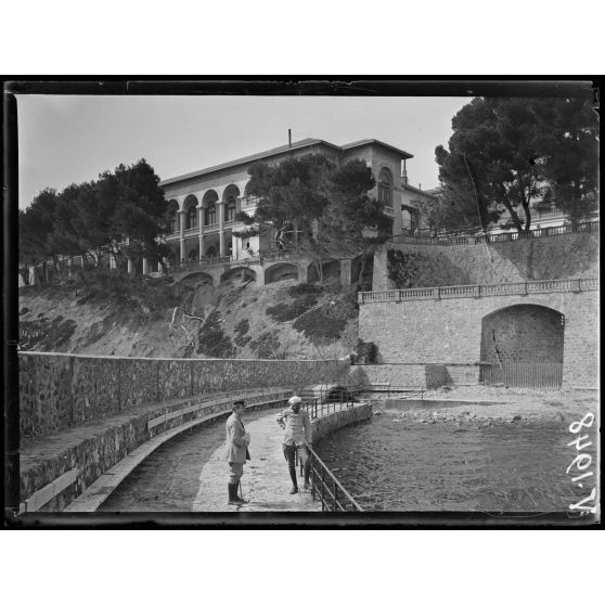 San Salvadour (Var). Maison de convalescence des tirailleurs marocains. Jeux dans le jardin. [légende d'origine]