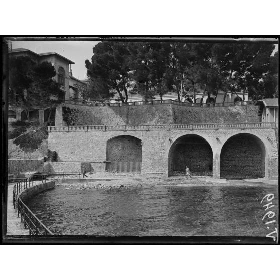 San Salvadour (Var). Maison de convalescence des tirailleurs marocains. Jeux dans le jardin. [légende d'origine]