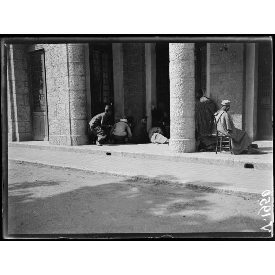 San Salvadour (Var). Maison de convalescence des tirailleurs marocains. Jeux dans le jardin. [légende d'origine]