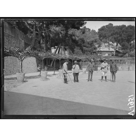 San Salvadour (Var). Maison de convalescence des tirailleurs marocains. Jeux dans le jardin. [légende d'origine]