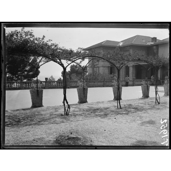 San Salvadour (Var). Maison de convalescence des tirailleurs marocains. Jeux dans le jardin. [légende d'origine]