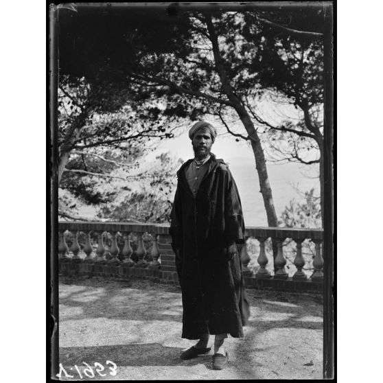 San Salvadour (Var). Maison de convalescence des tirailleurs marocains. Tirailleur marocain. [légende d'origine]