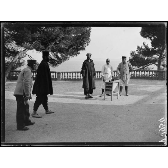 San Salvadour (Var). Maison de convalescence des tirailleurs marocains. Le jeu du tonneau. [légende d'origine]