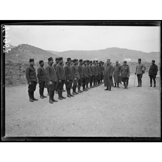 Alès (Gard). Fort Vauban. Le commandant passe en revue les tirailleurs marocains. [légende d'origine]