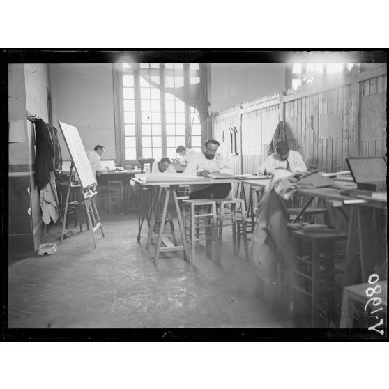 Maison Blanche (Seine-et-Oise). Ecole de rééducation des mutilés. Cours de dessin industriel. [légende d'origine]