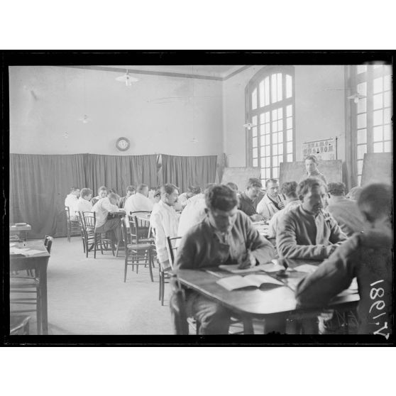 Maison Blanche (Seine-et-Oise). Ecole de rééducation des mutilés. Cours d'enseignement général. [légende d'origine]