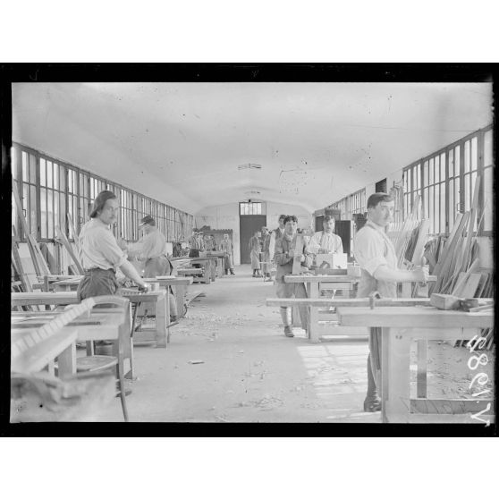 Maison Blanche (Seine-et-Oise). Ecole de rééducation des mutilés. Atelier de menuiserie. [légende d'origine]
