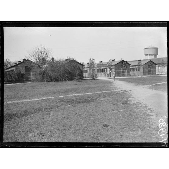Maison Blanche (Seine-et-Oise). Ecole de rééducation des mutilés. Entrée de l'école. [légende d'origine]