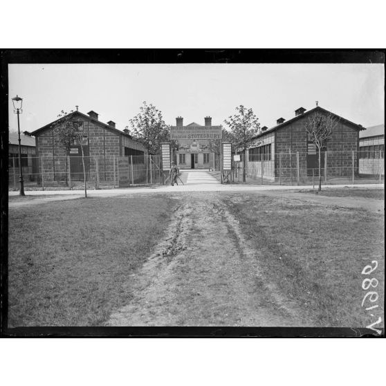 Maison Blanche (Seine-et-Oise). Ecole de rééducation des mutilés. Entrée de l'école. [légende d'origine]